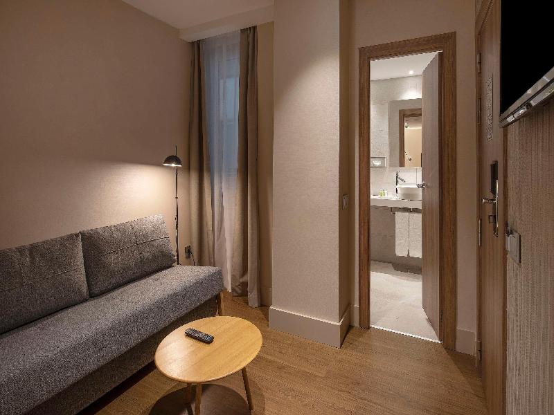 NH Sants Barcelona image