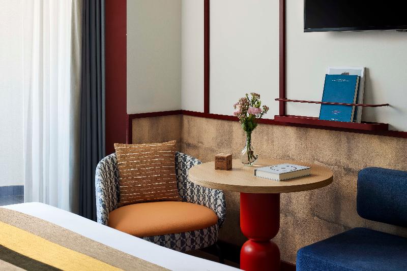 room detail thumbnail 2