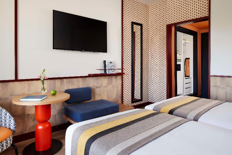 room detail thumbnail 1