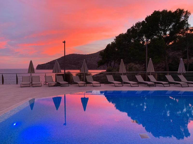 Cabau Bahia Camp de Mar Suites