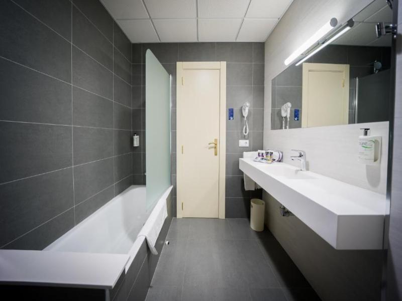 Hotel Carlton Rioja image