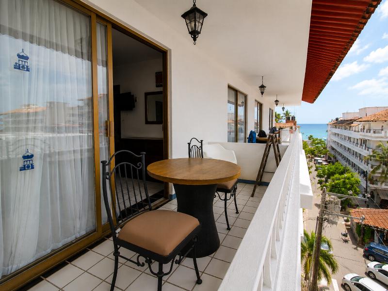 Los Arcos Suites image