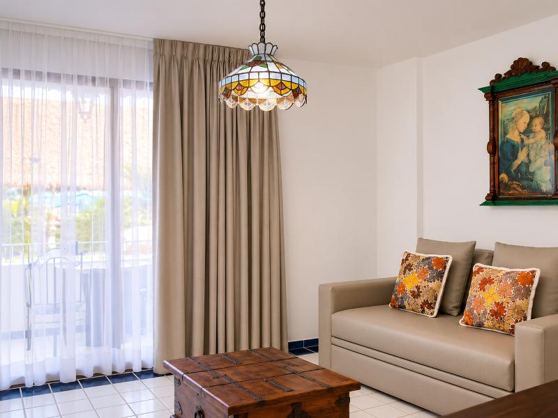 Los Arcos Suites image