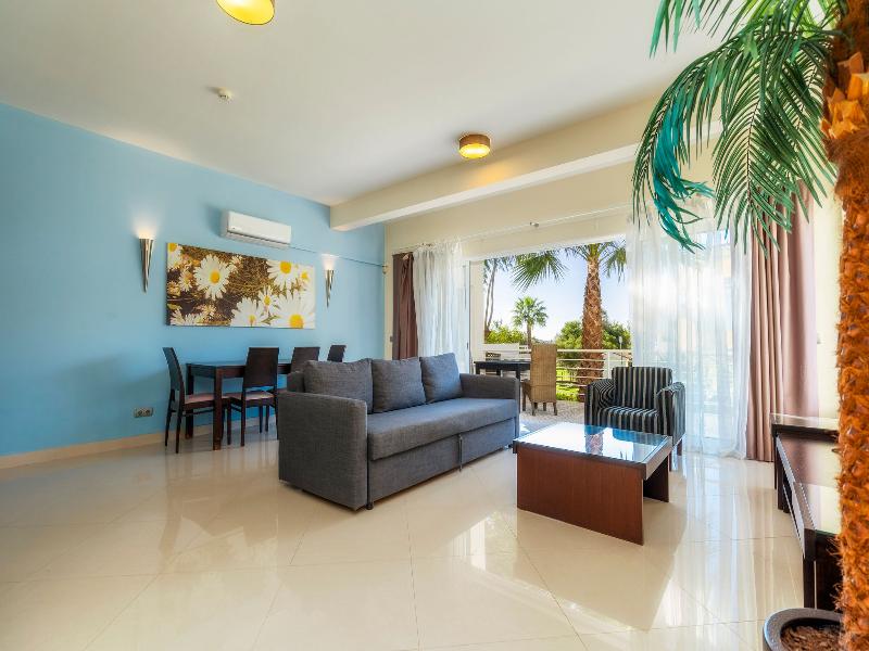 Colina Verde Resort image