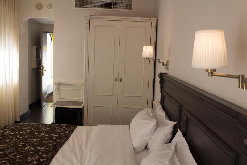 Verahotel image