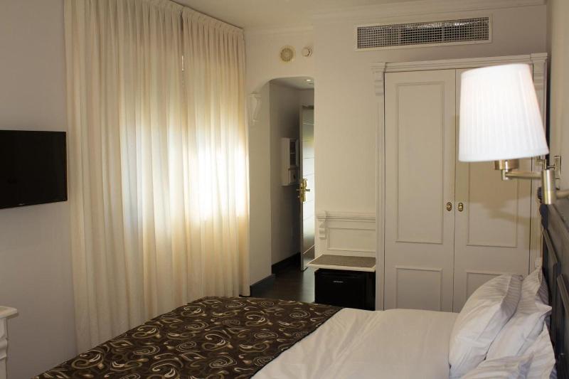 Verahotel image