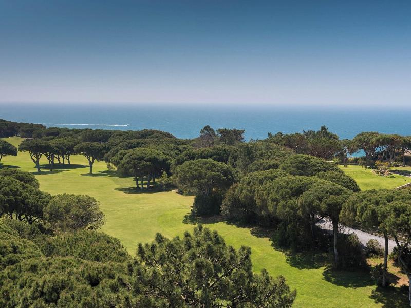 Pine Cliffs Residence image