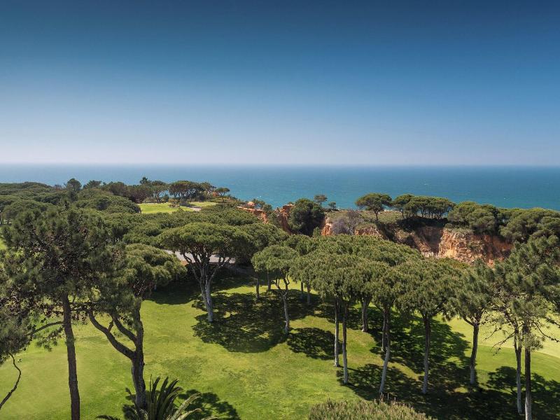 Pine Cliffs Residence image