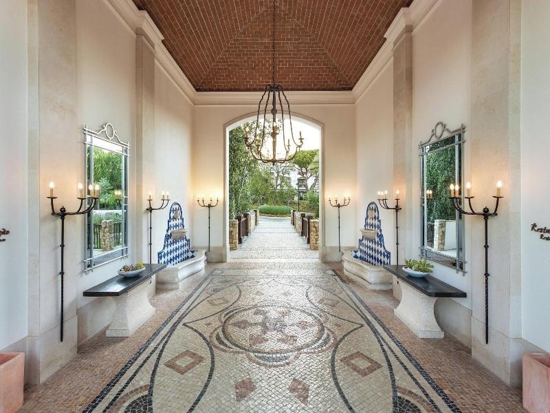 Pine Cliffs Residence image