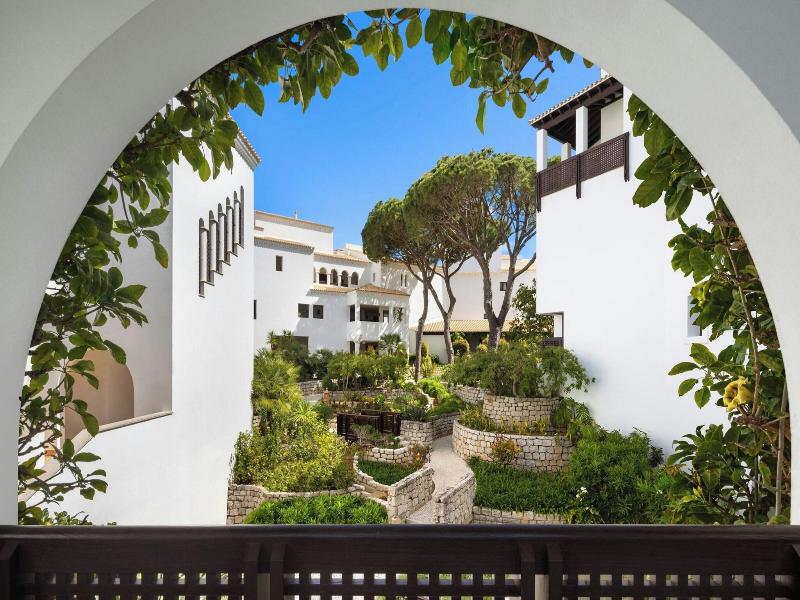 Pine Cliffs Residence image