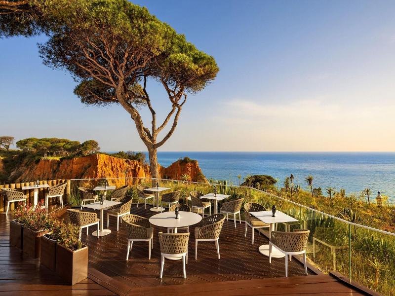 Pine Cliffs Residence image