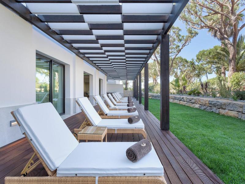 Pine Cliffs Residence image