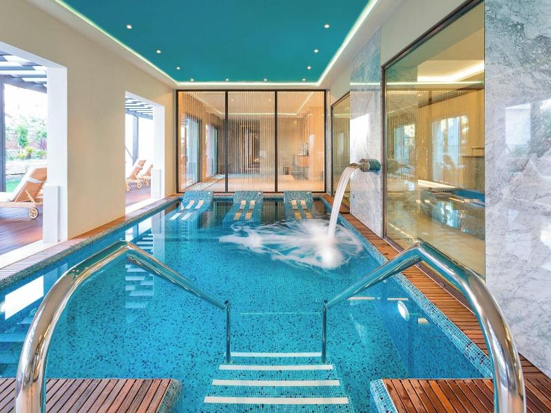 Pine Cliffs Residence image