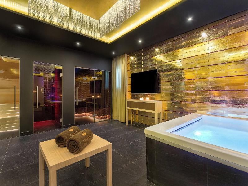 Pine Cliffs Residence image