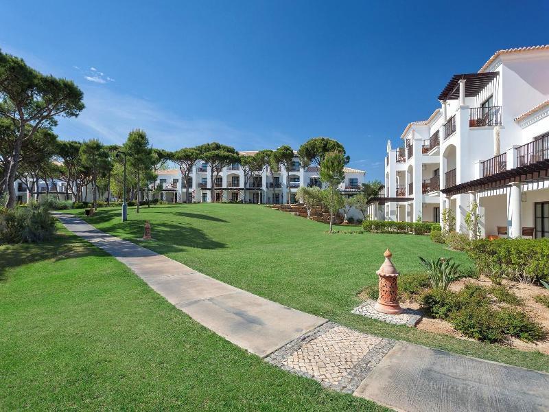 Pine Cliffs Residence image