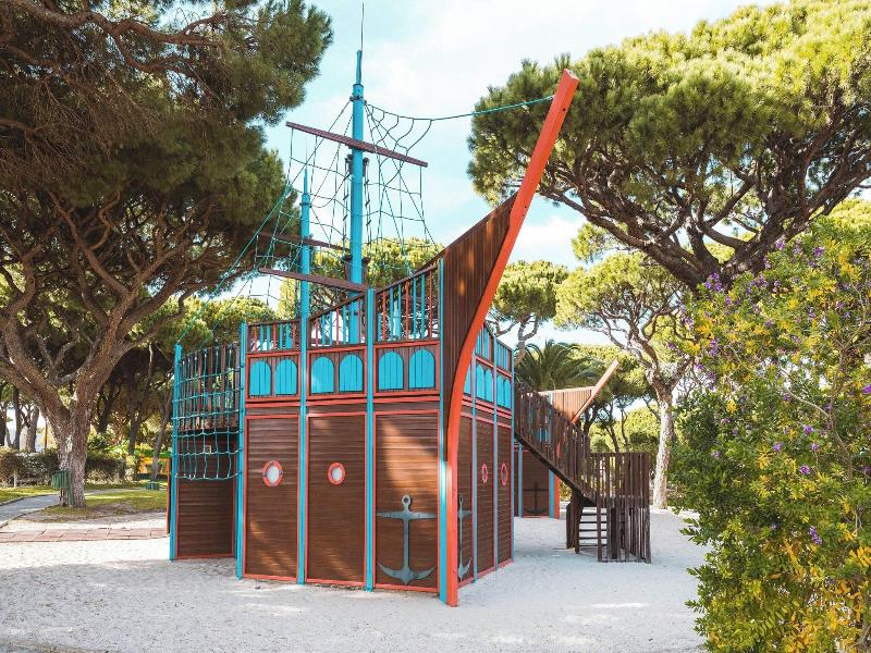 Pine Cliffs Residence image