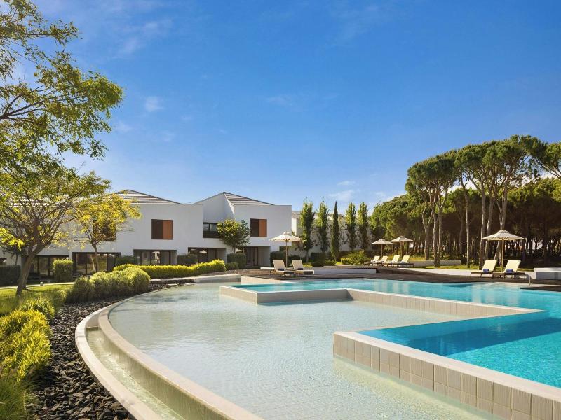 Pine Cliffs Residence image