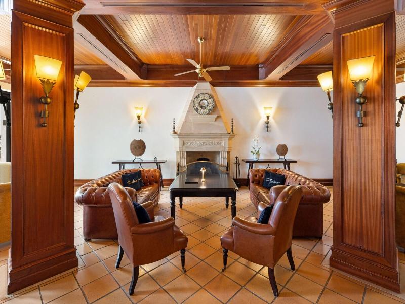 Pine Cliffs Residence image