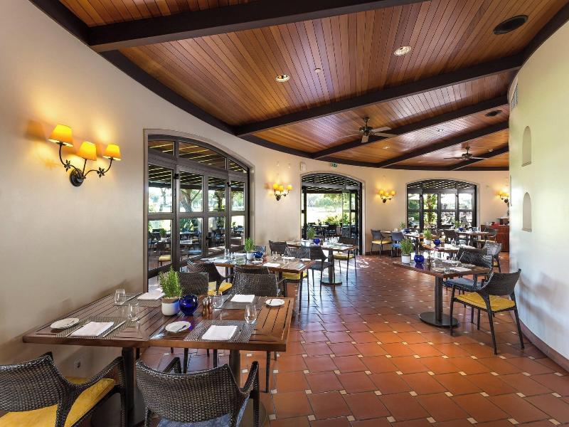 Pine Cliffs Residence image