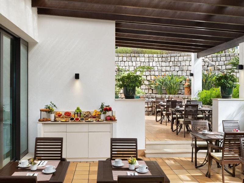 Pine Cliffs Residence image