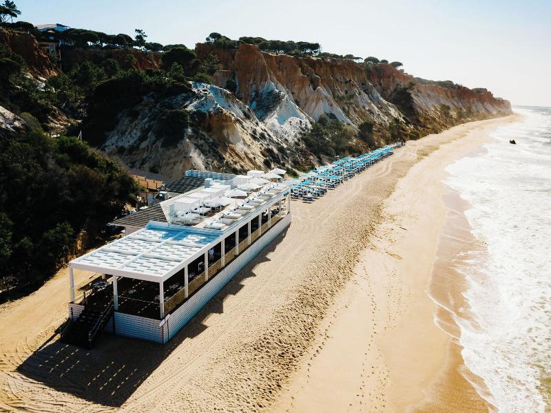 Pine Cliffs Residence image