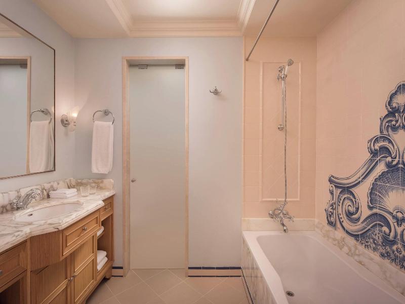 Pine Cliffs Residence image