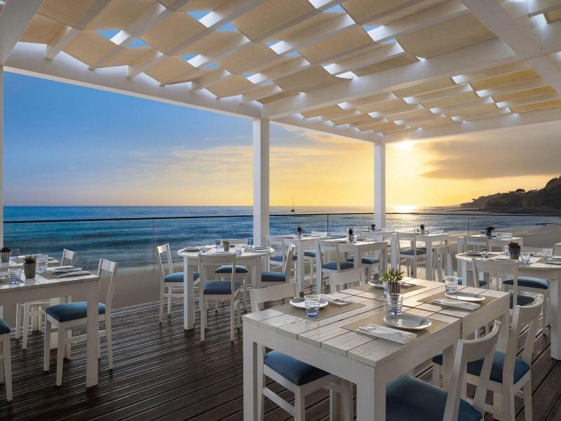 Pine Cliffs Residence image