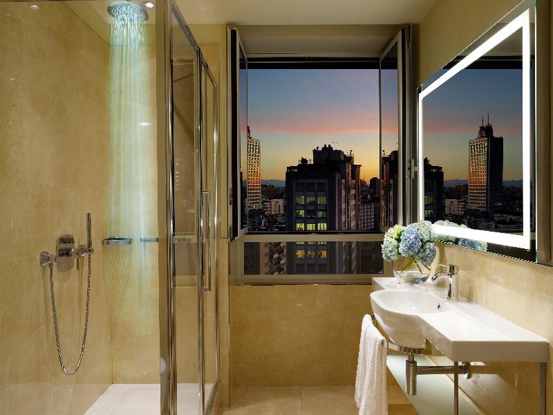 UNA HOTELS Century Milano image