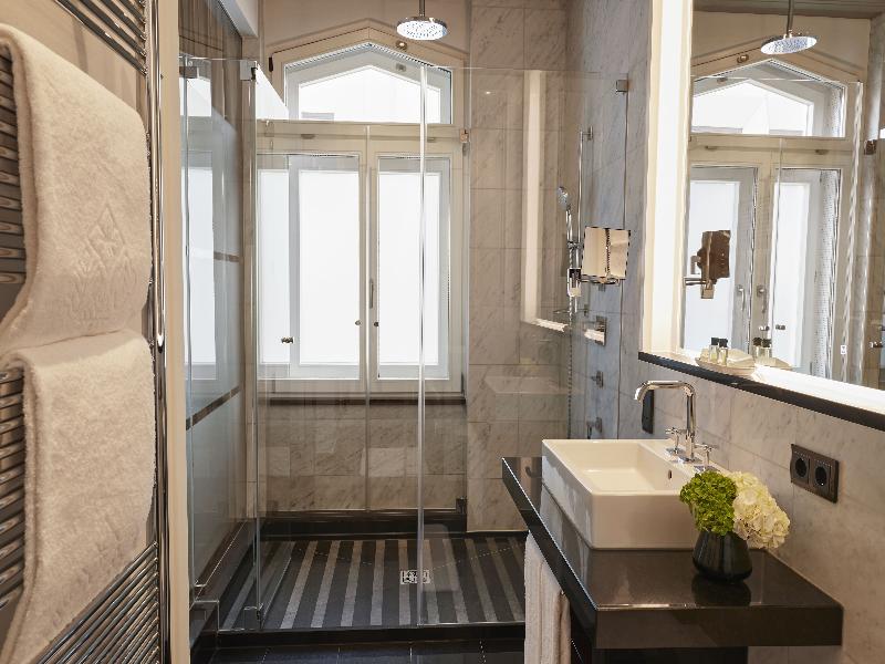 Hotel Vier Jahreszeiten Kempinski Munich image