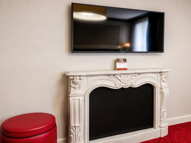 Hotel Le Montmartre Saint Pierre image