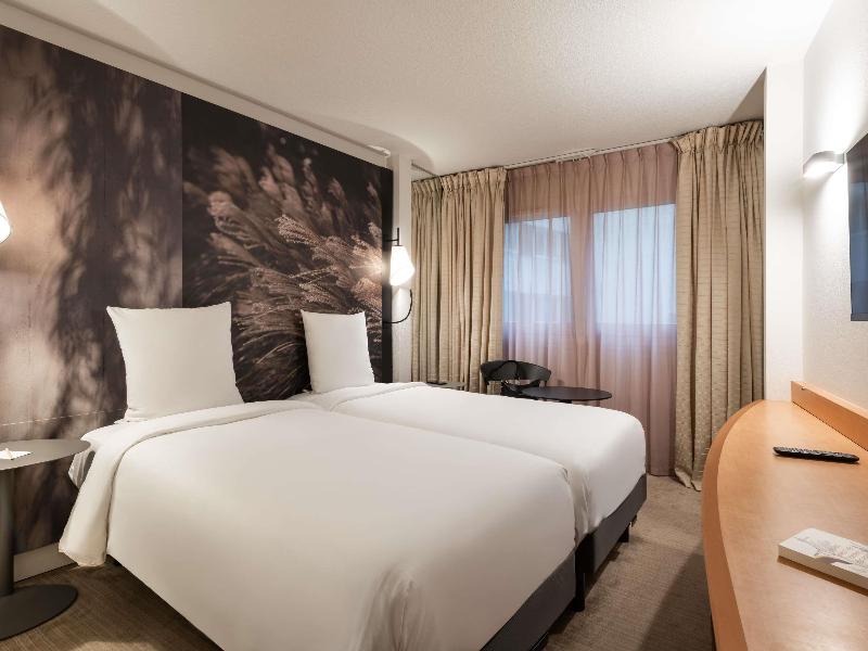 Mercure Paris La Defense Hotel image
