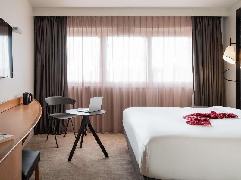 Mercure Paris La Defense Hotel image