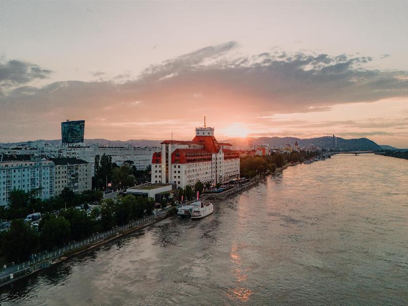 Hilton Vienna Waterfront image