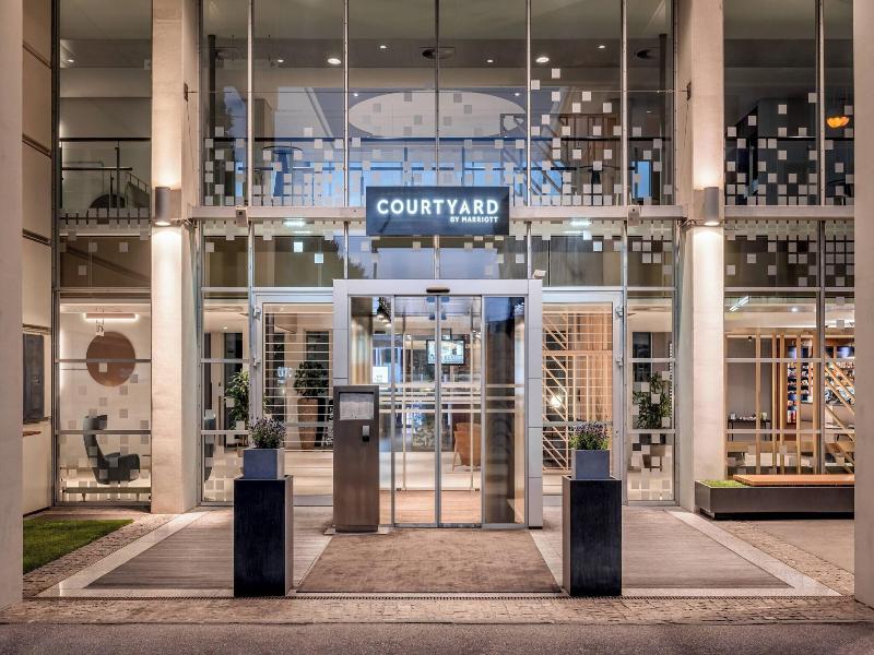 Courtyard Linz image