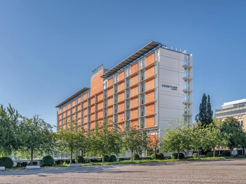 Courtyard Linz image