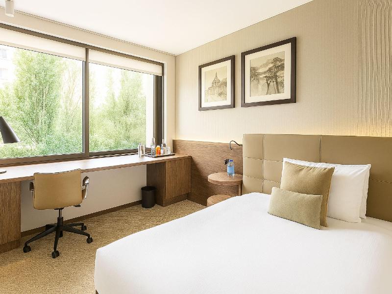 Crowne Plaza Geneva image