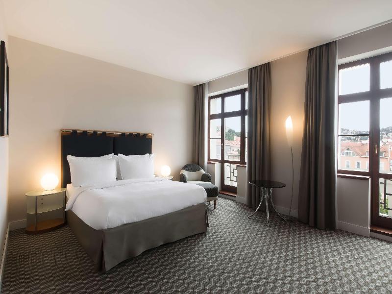 Radisson Blu Carlton image