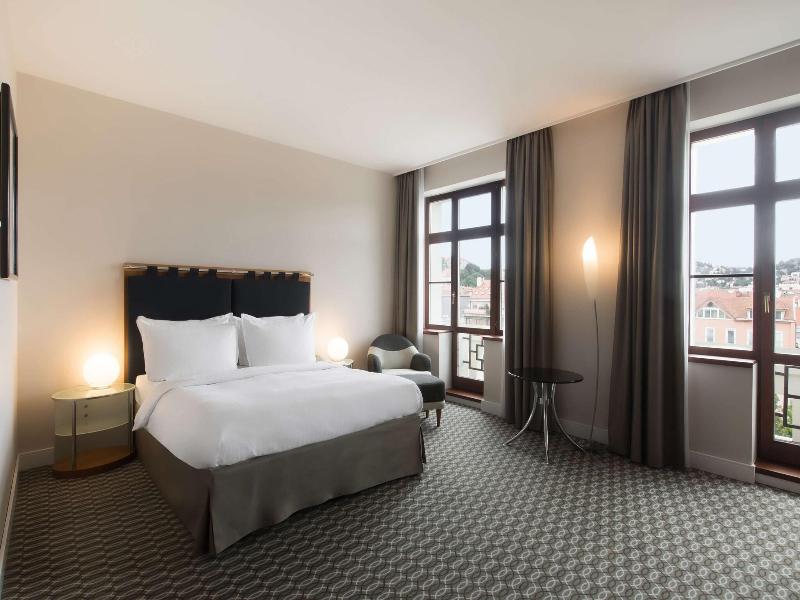 Radisson Blu Carlton image