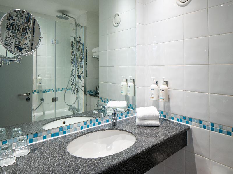 Holiday Inn London-Heathrow M4, Jct.4 image