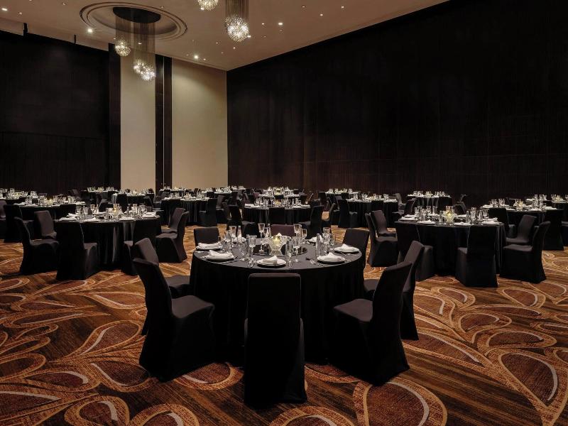 Le Meridien Dubai Hotel & Conference Centre image