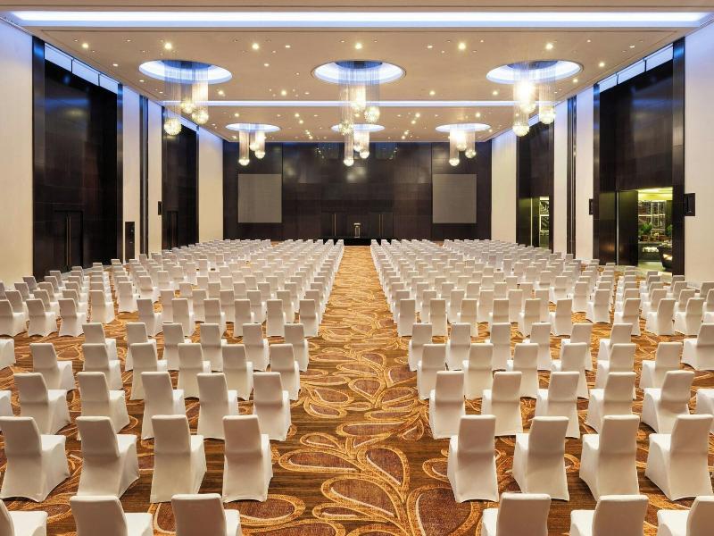 Le Meridien Dubai Hotel & Conference Centre image