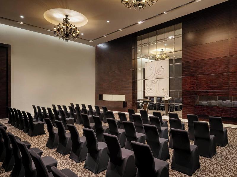 Le Meridien Dubai Hotel & Conference Centre image