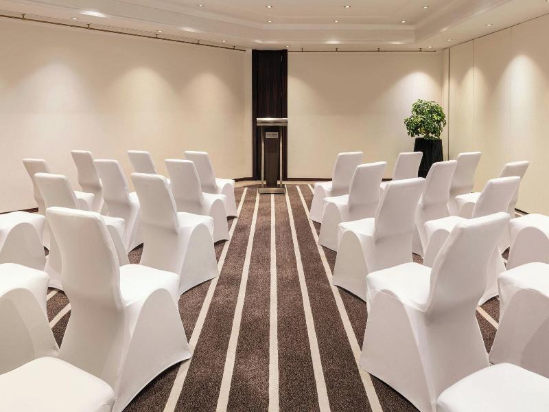 Le Meridien Dubai Hotel & Conference Centre image