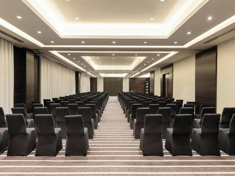 Le Meridien Dubai Hotel & Conference Centre image