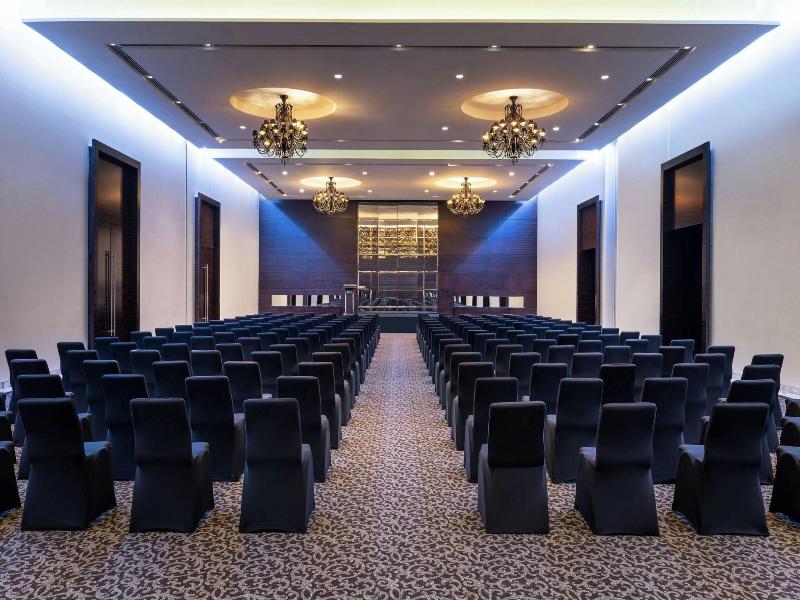 Le Meridien Dubai Hotel & Conference Centre image