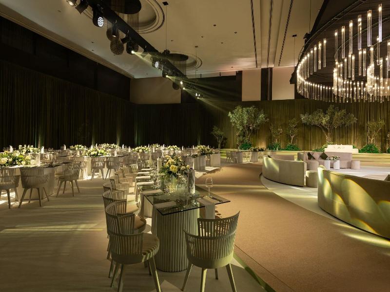 Le Meridien Dubai Hotel & Conference Centre image