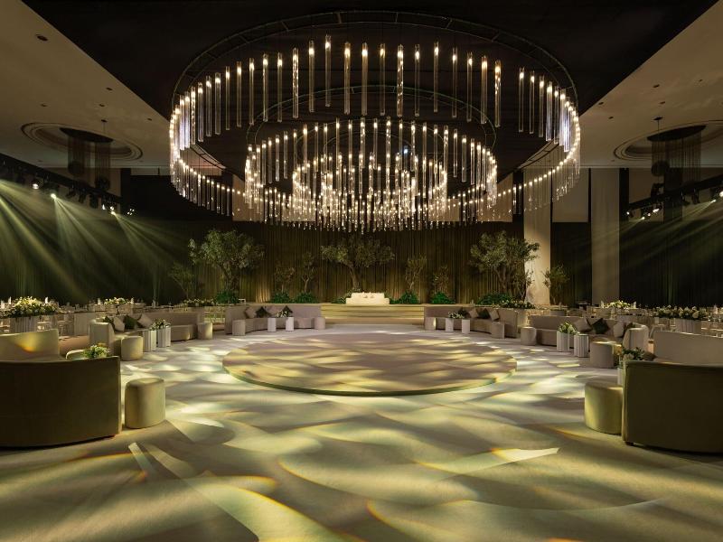 Le Meridien Dubai Hotel & Conference Centre image