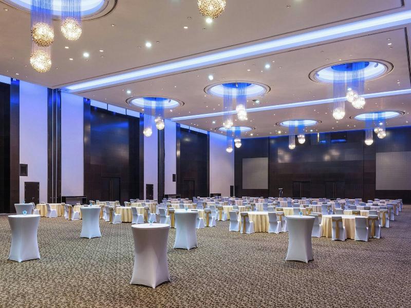 Le Meridien Dubai Hotel & Conference Centre image