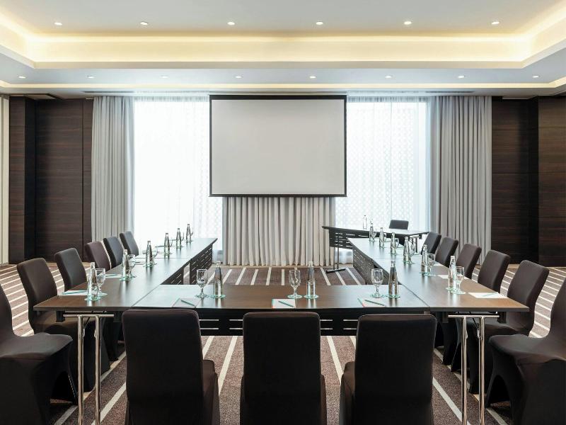 Le Meridien Dubai Hotel & Conference Centre image