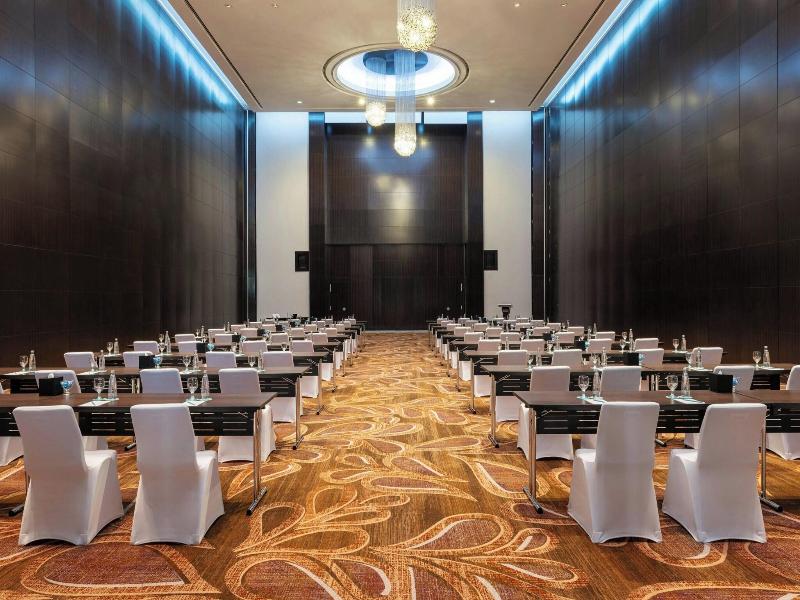 Le Meridien Dubai Hotel & Conference Centre image
